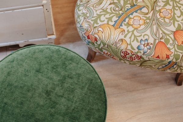 Nytillverkad sammetspuff med vacker blommig omklädd emmastol