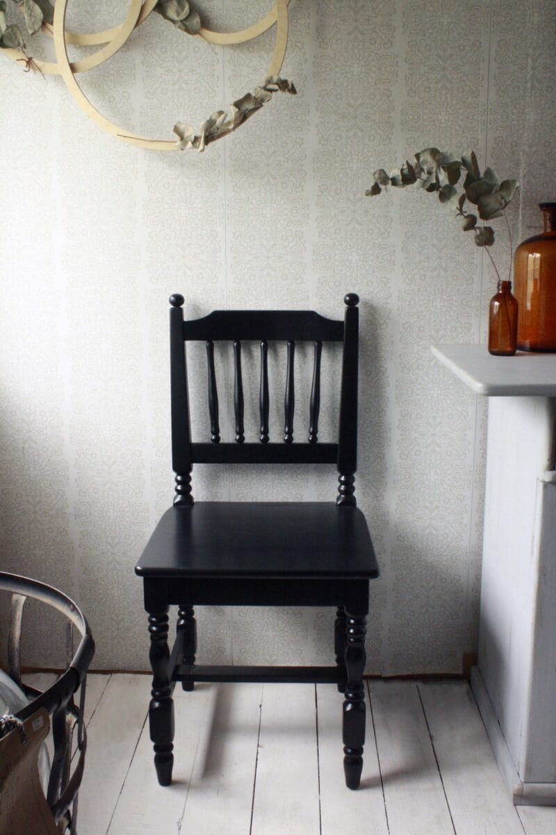 Svart pinnstol featured image