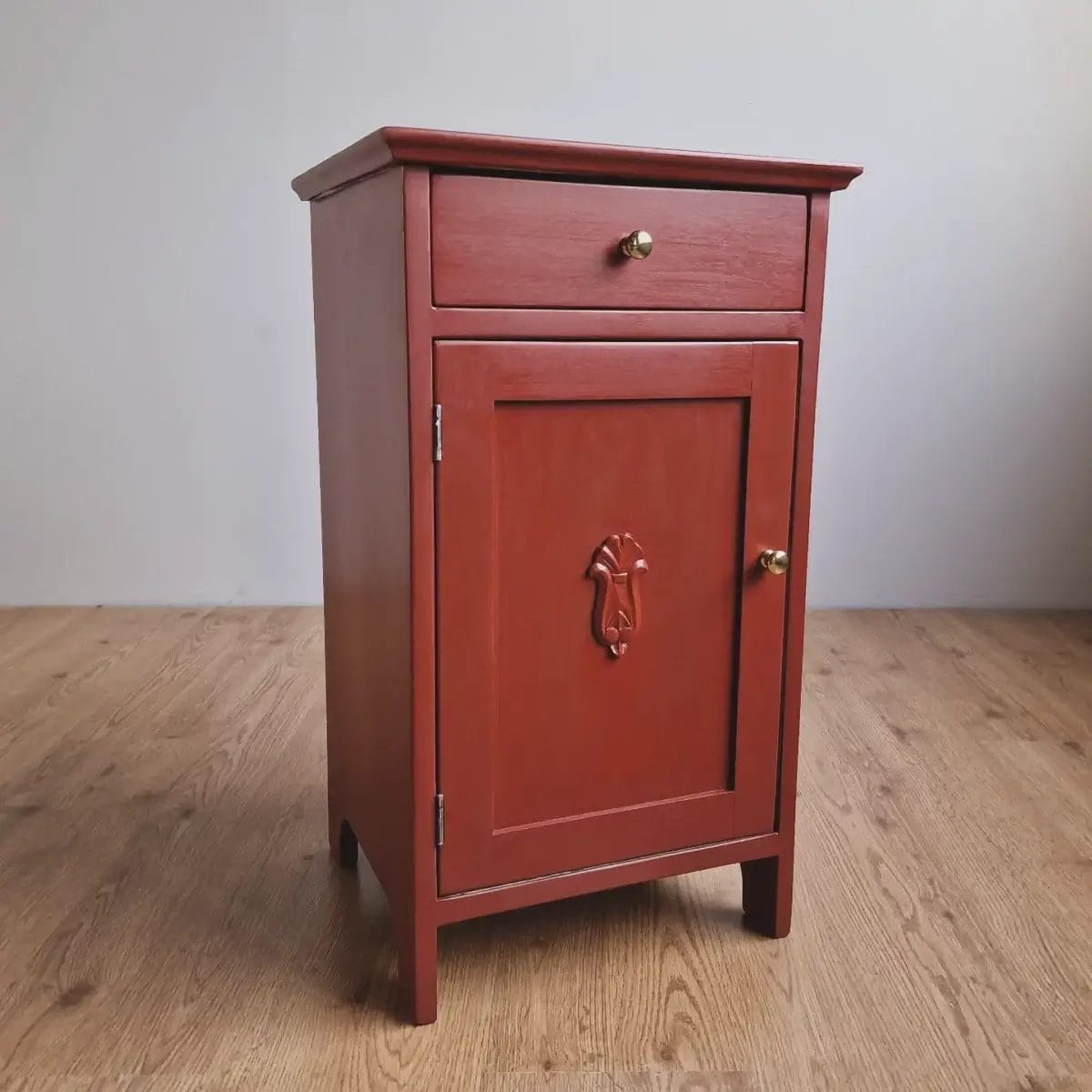 Rött litet skåp featured image